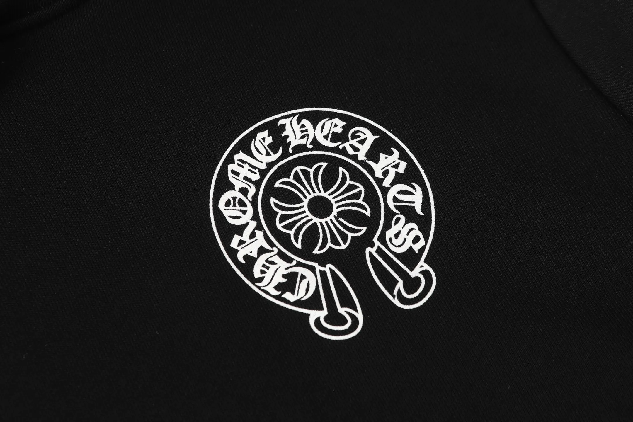 M38—P210 -Chrome Hearts/Chrome Hearts printed sweatshirt cardigan jacket -420 grams of high-density, high-quality wool, soft, delicate and skin-friendly, soft and silky to the touch, warm and skin-friendly -The hardware and zipper accessories are all customized and full of details -Colour: black -Size: S M L XL
